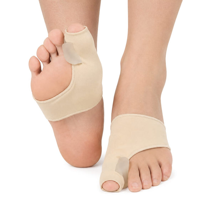 Skor med tåskydd för hallux valgus och gel-tåseparatorer, fotograferade mot vit bakgrund.