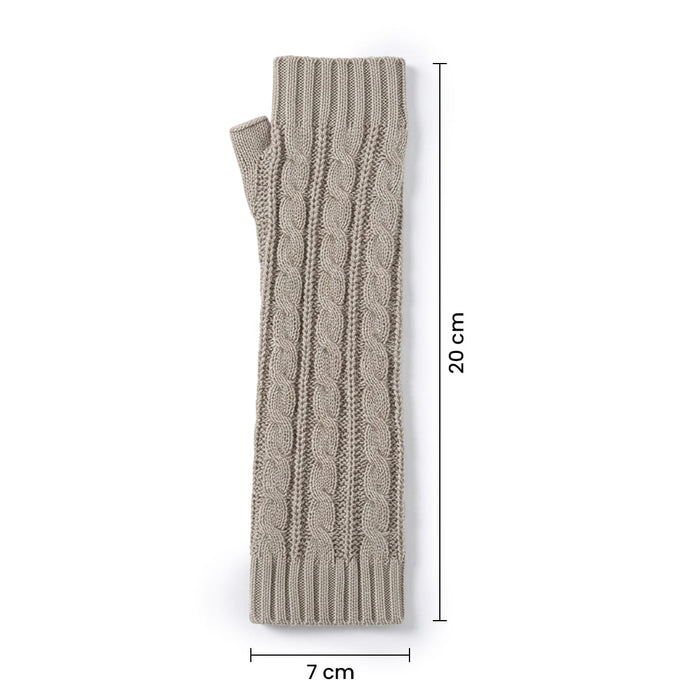 Beige stickade handledsvärmare, fingerlösa med flätmönster. Storlek 20 x 7 cm. Ger extra värme till handlederna.