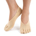 Fötter med beige, låga tåstrumpor från Kroppsbutiken, hallux valgus-stöd, hålmönster och lätt tåseparation.