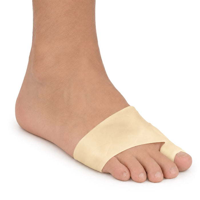 En fot med en gelstrumpa som täcker stortån och framfoten för att ge komfort och stöd vid hallux valgus.