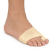 En fot med en gelstrumpa som täcker stortån och framfoten för att ge komfort och stöd vid hallux valgus.