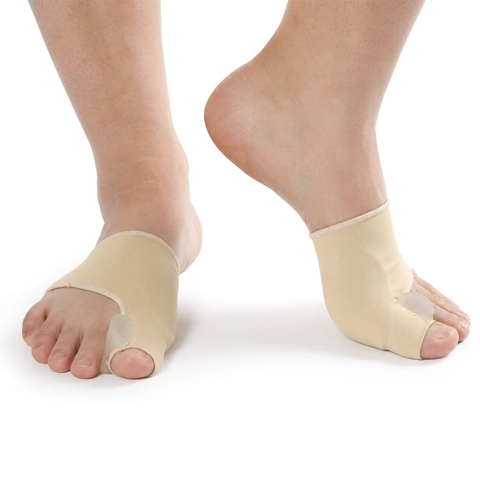 Beige tåskydd för hallux valgus som på ett skonsamt sätt håller stortån åtskild, avbildat mot vit bakgrund.
