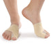 Beige tåskydd för hallux valgus som på ett skonsamt sätt håller stortån åtskild, avbildat mot vit bakgrund.