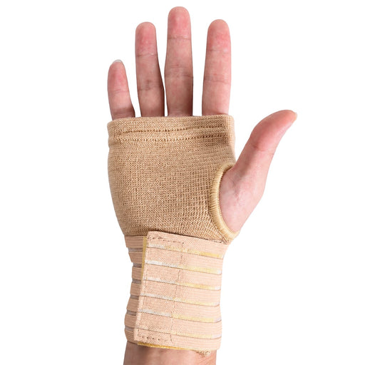Hand med beige elastiskt handledsstöd från Kroppsbutiken, fingrarna är utsträckta.