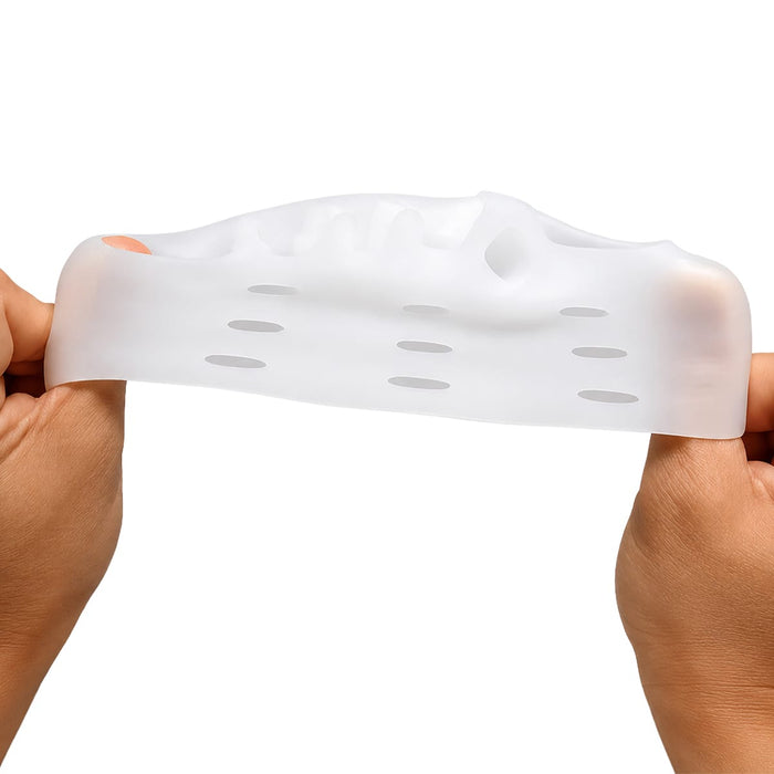 Två händer drar fram ett par gelé-tådelare (2-pack) från Kroppsbutiken mot en vit bakgrund.