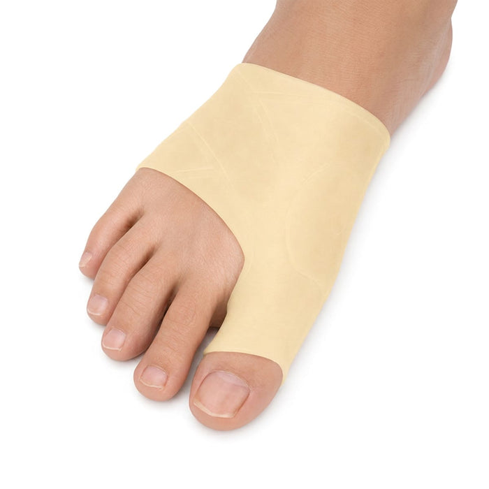 En bar fot med en gelstrumpa från Kroppsbutiken som täcker mellanfoten och stortån vid hallux valgus.