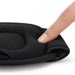 Ett finger trycker mot den mjuka, svarta 3D-sömnmasken och visar hur formbar och följsam minnesskummet är.