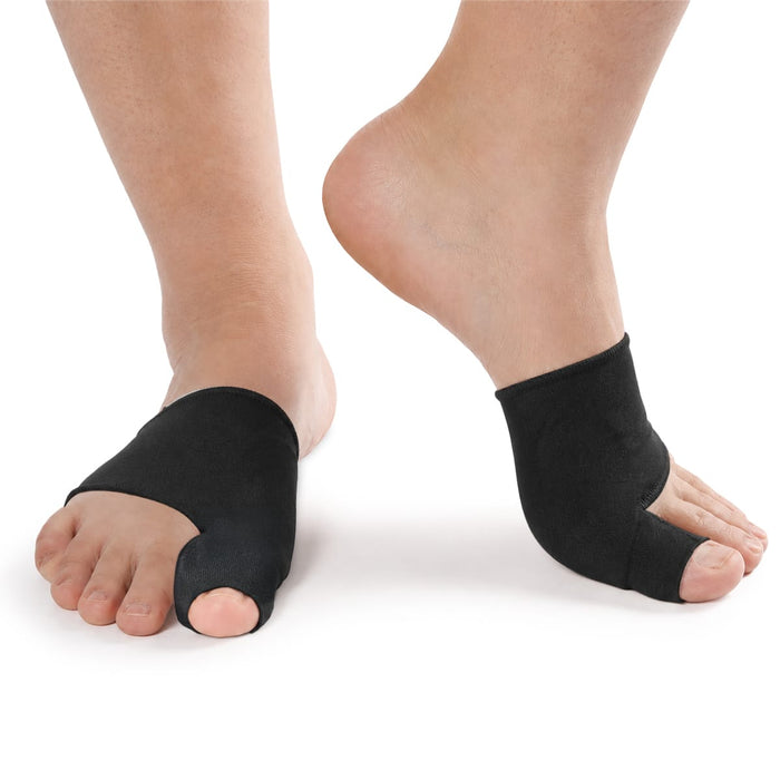 En person visar ett tåskydd för hallux valgus; den ena foten står plant medan den andra är upphöjd på tårna.