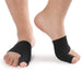 En person visar ett tåskydd för hallux valgus; den ena foten står plant medan den andra är upphöjd på tårna.