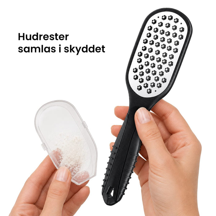 En hand håller en rostfri fotfil från Kroppsbutiken, den andra visar ett hudskydd. Svensk text om fotvård syns.