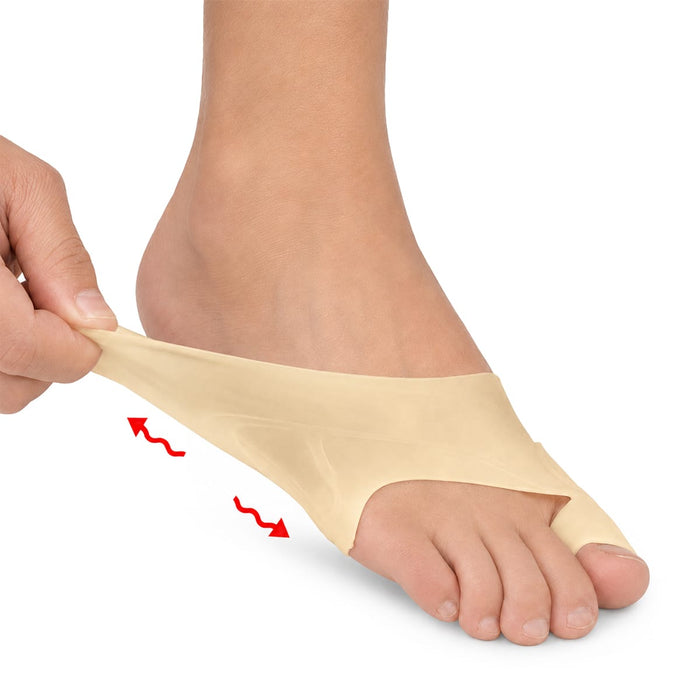 En hand trär på en gelstrumpa från Kroppsbutiken för hallux valgus på en fot; de röda pilarna visar hur långt den sträcker sig.