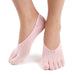 En person med ljusrosa, låga tåstrumpor med tåseparatorer för hallux valgus avbildas mot en vit bakgrund.