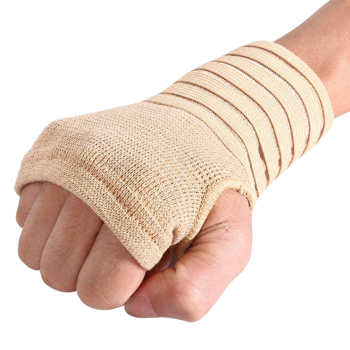 En hand med elastiskt handledsstöd från Kroppsbutiken för avlastning vid överansträngning och tryck.
