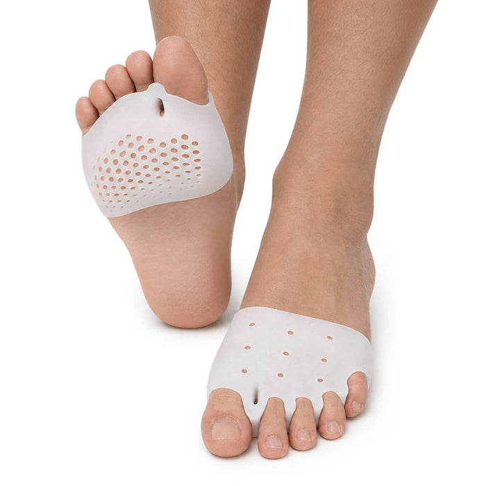 Fötter med tåseparatorer i gel med ventilationshål, fotograferade uppifrån mot vit bakgrund.