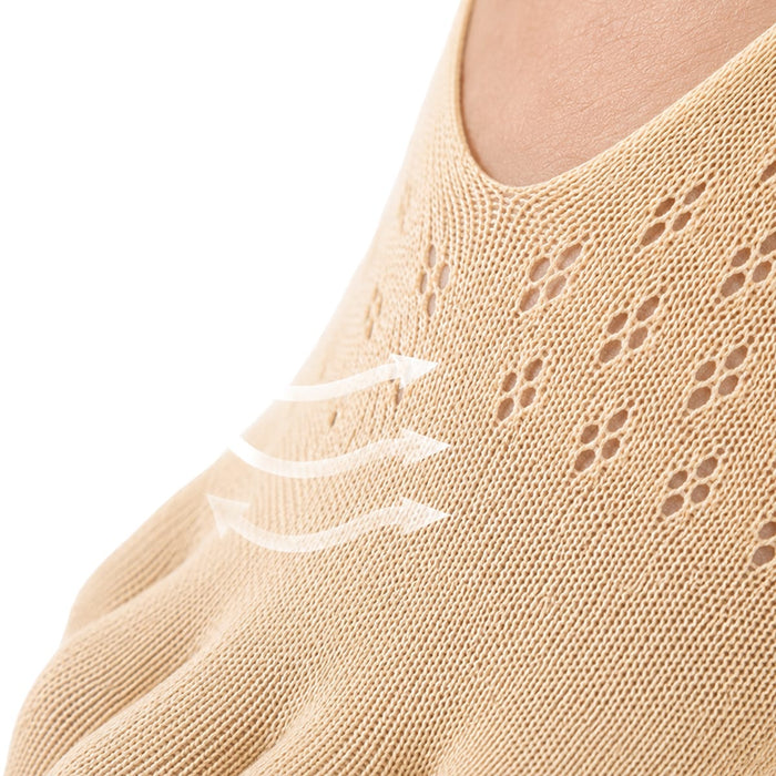 Beige tåstrumpor från Kroppsbutiken med hålmönster och vita pilar ger ventilerande stöd vid hallux valgus.