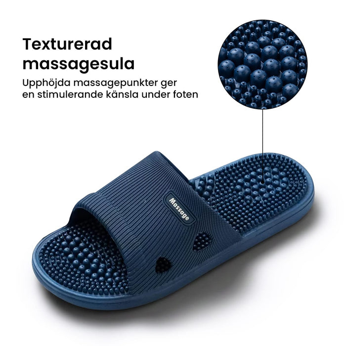 Blå zonterapitofflor med upphöjda noppor på innersulan för att stimulera fotens tryckpunkter.