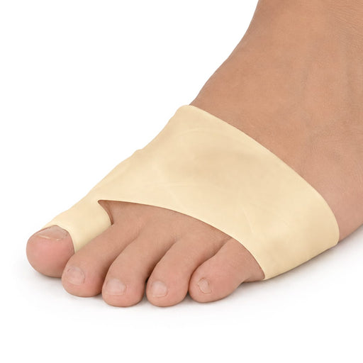 En beige gelstrumpa för hallux valgus ger skydd och stöd över stortån.