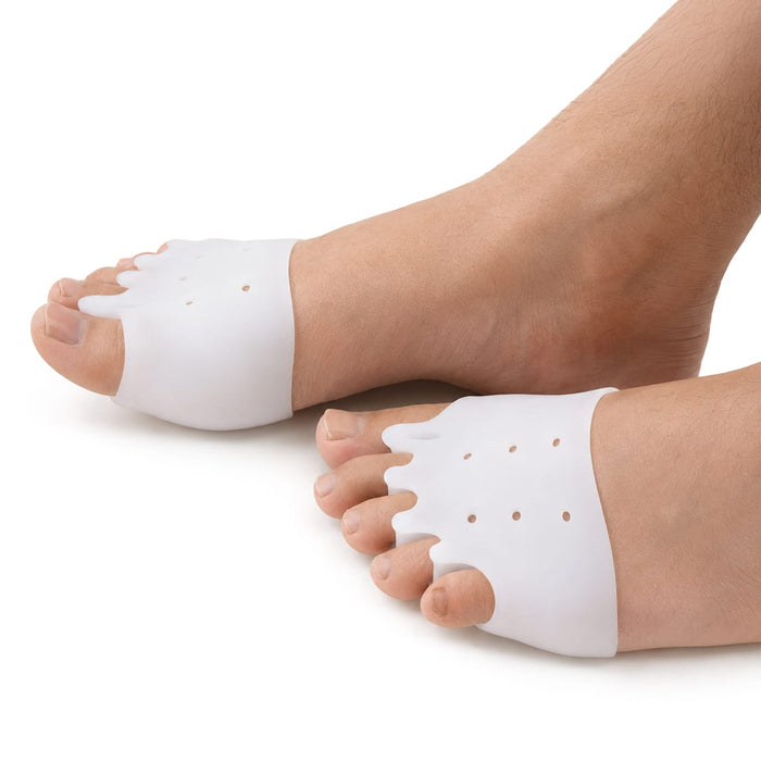 Två fotskydd med tåseparatorer i gel från Kroppsbutiken, försedda med små ventilationshål ovanpå tårna.