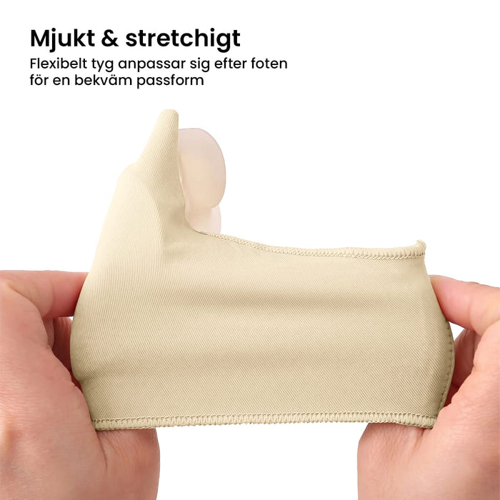 En hand drar fram en beige tåskyddsstrumpa för hallux valgus, med svensk text ovanför bilden.
