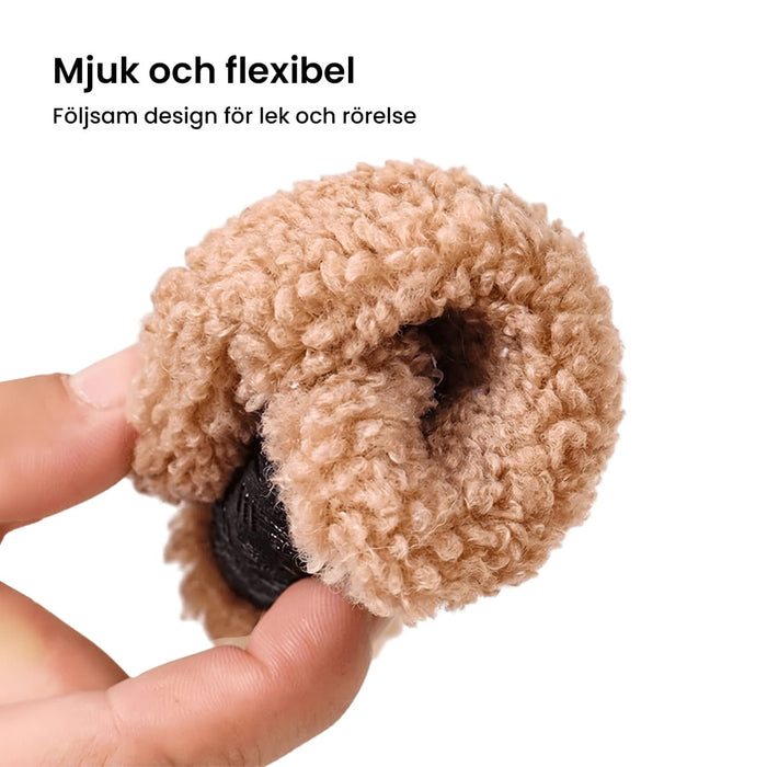 En hand håller upp en barnsko med halkfri sula från Kroppsbutiken, mjuk och smidig, med svensk text om barnskor.