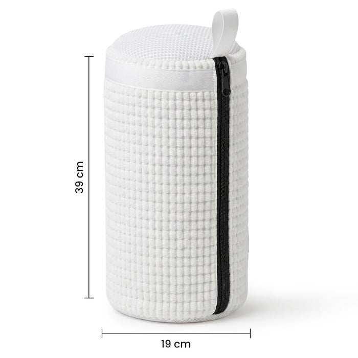 Vit, cylindrisk tvättpåse, 39 x 19 cm, med dragkedja och handtag, för skor eller skotillbehör.