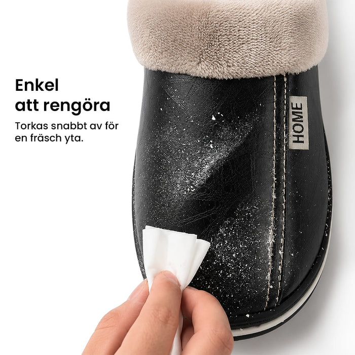En hand rengör fodrade läderskor. Till vänster syns en svensk text om enkel rengöring.