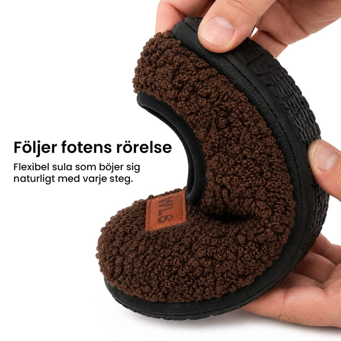 En hand som böjer en barnsko från Kroppsbutiken, vilket visar den flexibla, halkfria sulan och den svenska beskrivningen.