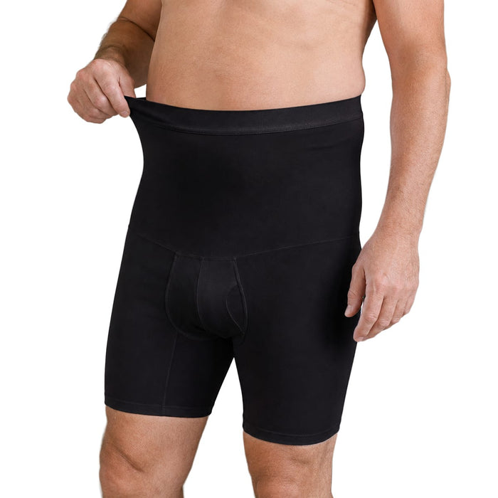 En man visar hur töjbara Kroppsbutikens kompressionsshorts är genom att dra ut resåren i midjan.