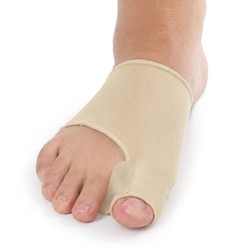 En fot med tåskydd från Kroppsbutiken som håller isär stortån vid hallux valgus och lindrar trycket mot hallux valgus.