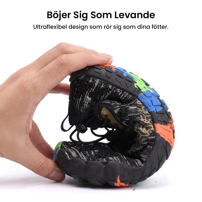 En hand böjer en svart och färgglad barnsko från Kroppsbutiken. Den svenska texten anger att skon är flexibel.